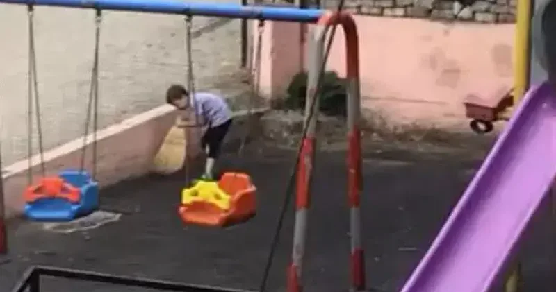 Çocuklar, oynadıkları parkı temizledi