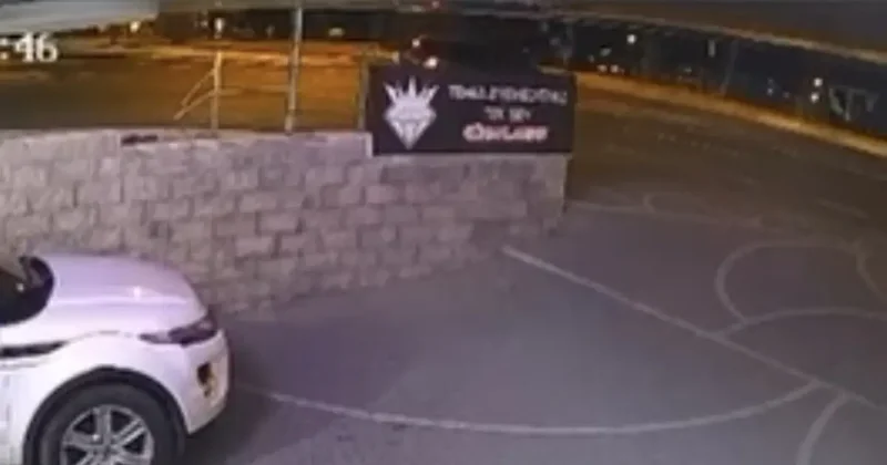 Beylikdüzü nde motosikletin otomobile çarptığı anlar kamerada: 2 yaralı