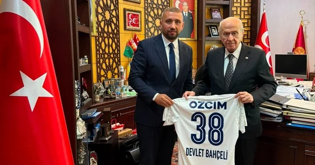 Erciyes 38 FK dan MHP Genel Başkanı Devlet Bahçeli ye forma hediyesi Kayseri Haberleri Habertürk Yerel Haberler