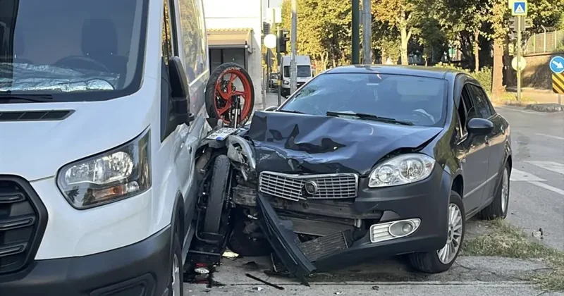 Otomobille çarpışan motosiklet iki araç arasında sıkıştı: 1 yaralı