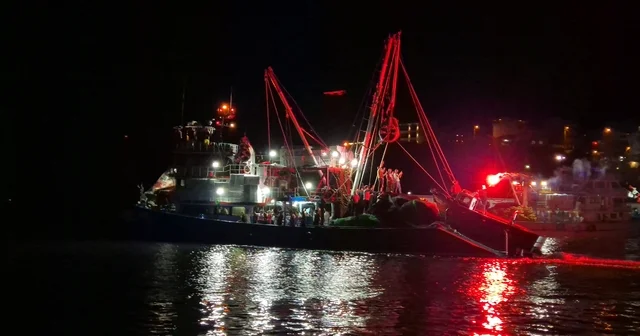 Tekirdağ da balıkçılar Vira Bismillah dedi Balık sezonu dualarla açıldı, limanda balık kuyruğu oluştu Tekirdağ Haberleri Habertürk Yerel Haberler