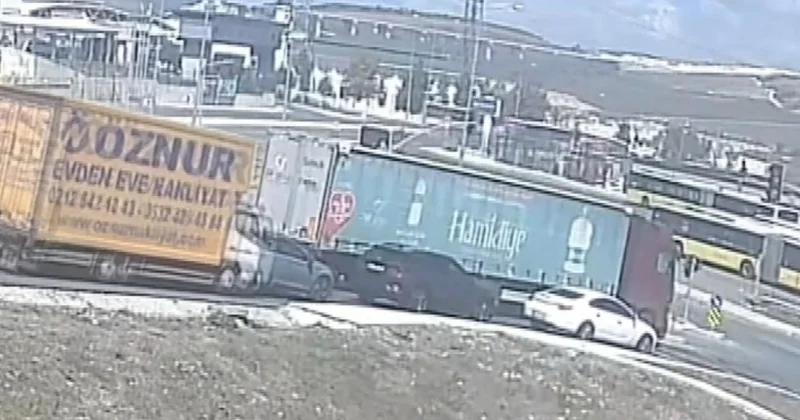 Başakşehir de kamyonet, kırmızı ışıkta bekleyen 4 araca çarptı: 1 yaralı