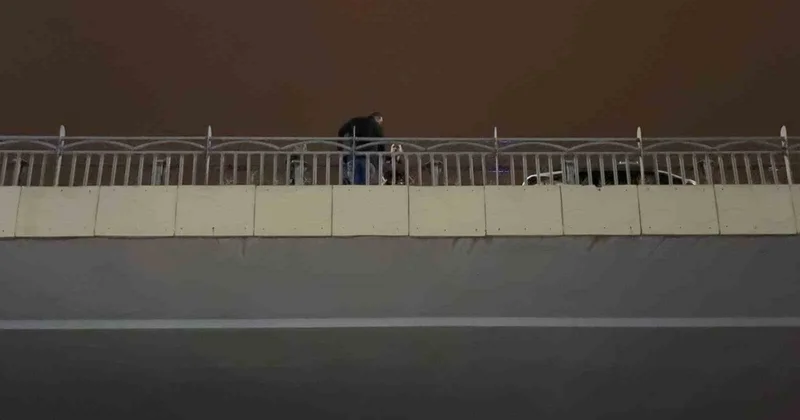 İntihar etmek için köprüye çıktı! Polis 1 saat boyunca ikna etmeye çalıştı