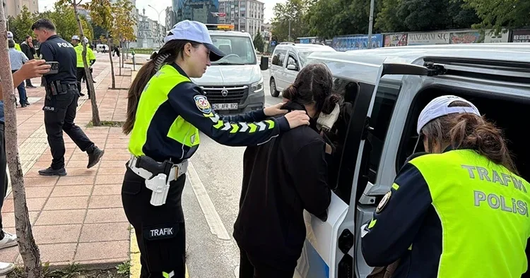 Eskişehir’de nefes kesen kovalamaca: Uyuşturucu dolu çantayı atıp kaçarken yakalandılar