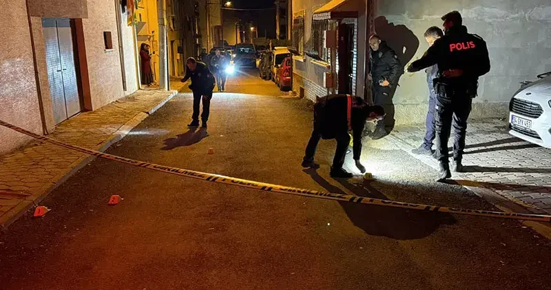 Husumetlisini evinin önünde pusu kurup silahla yaraladı