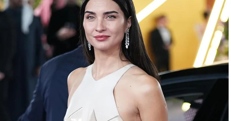 Tuba Büyüküstün un festival pozlarına yorum yağdı! Yanındaki isim dikkat çekti
