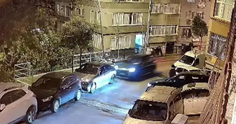 Şişli’de dur ihtarına uymayan alkollü sürücü park halindeki araçlara çarptı