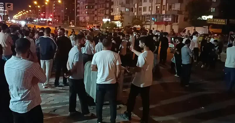 Batman’da otomobilin çarptığı 2 kişi yaralandı; mahalleli yolu trafiğe kapattı