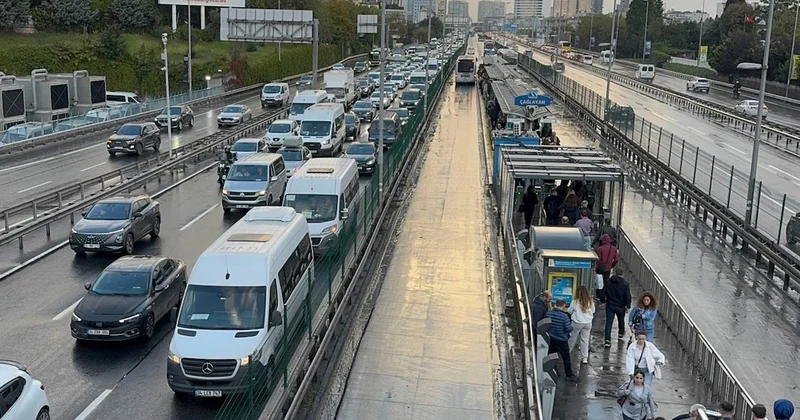 İstanbul da trafik yoğunluğu: Ana arterlerde araçlar güçlükle ilerliyor Sözcü Gazetesi