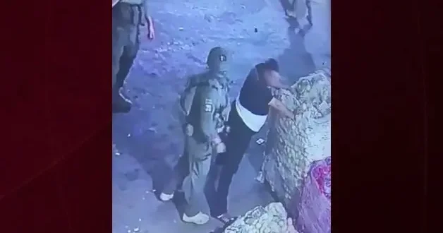 Batı Şeria da pazara baskın düzenleyen İsrail askerlerinden Filistinli işçilere darp