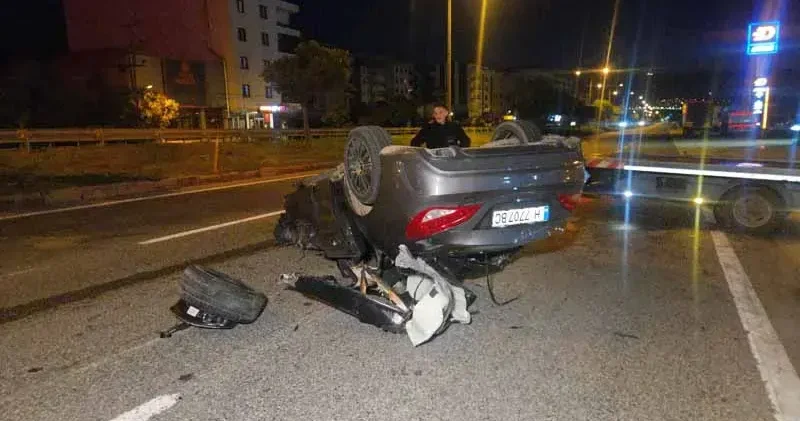 Kamyonetle çarpışan otomobil takla attı: 1 i ağır, 3 yaralı