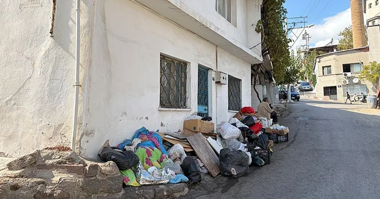 İzmir’de çöp ev kabusu: Mahalleli koku ve haşerelerden isyan etti