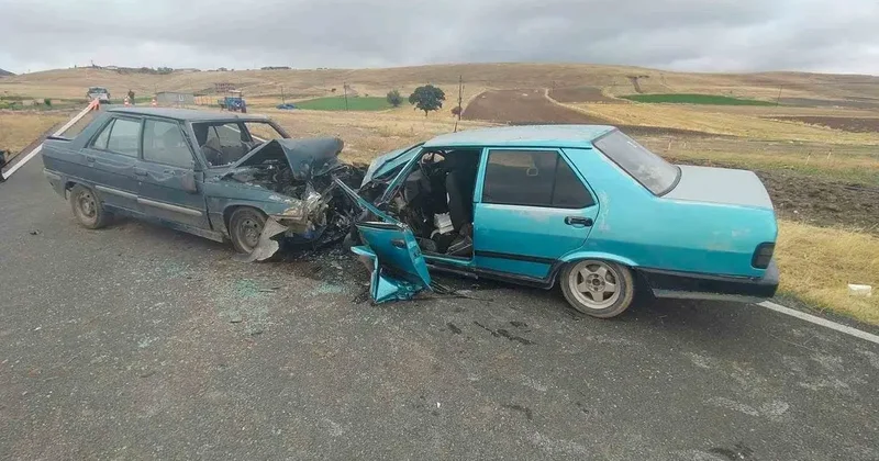 Otomobillerin kafa kafaya çarpıştığı kazada 5 kişi yaralandı
