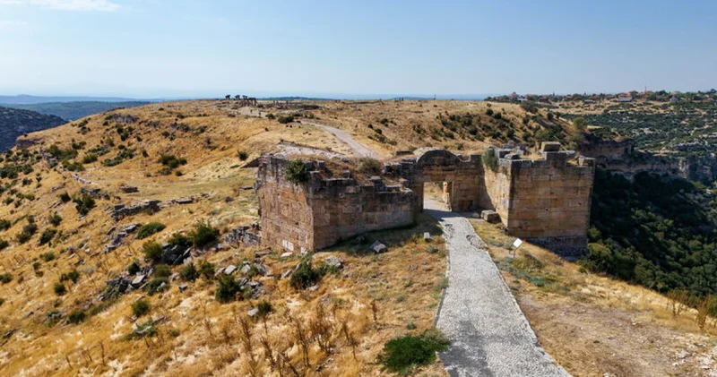 Blaundos ta Kuzey Tapınağı nı çevreleyen duvarın kalıntılarına ulaşıldı