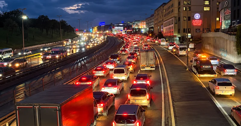 İstanbul trafiğinde mesai çıkışı çilesi: Yoğunluk yüzde 87 ye ulaştı