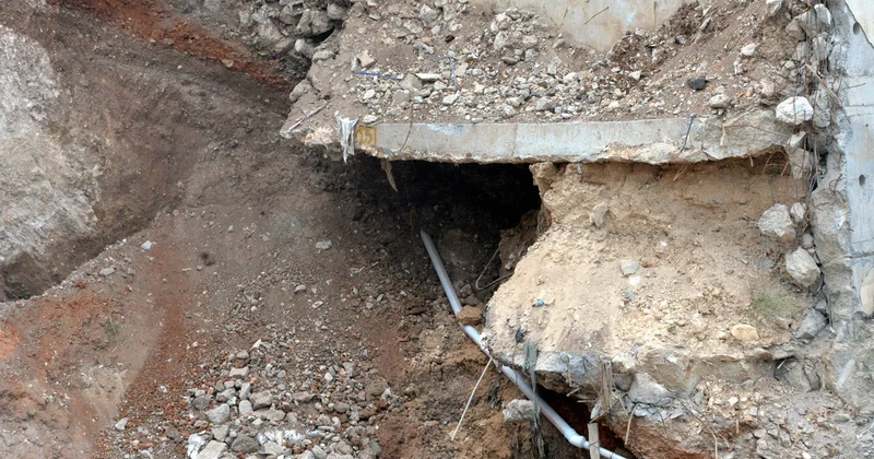 Dulkadiroğlu nda inşaat kazısı yanındaki binaları tehdit ediyor: 2 bina tahliye edildi