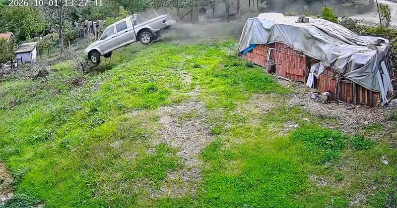 Yenice de park halindeki otomobile çarpan kamyonet evin bahçesine savruldu: 3 kadın kıl payı kurtuldu