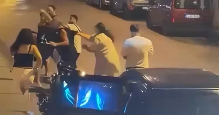 Trafikte sıkıştırma kavgası: Tekme ve yumrukların havada uçuştuğu anlar kaydedildi