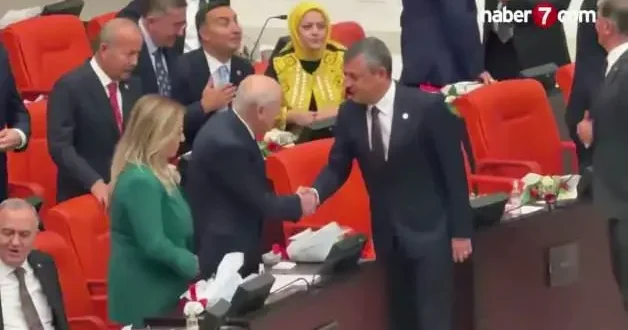 Meclis te dikkat çeken temas: Bahçeli, Özel ve DEM Parti yönetimiyle tokalaştı