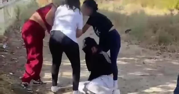 Genç kızı zorbalayan akranlarının yaptıkları pes dedirtti