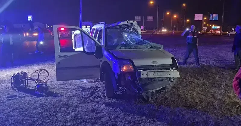 Otobüs ile çarpışan hafif ticari araçtaki karı koca öldü; 3 yaralı