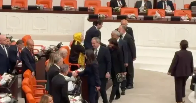 DEM Partili vekiller Devlet Bahçeli ile tokalaşmak için sıraya girdi Sözcü Gazetesi