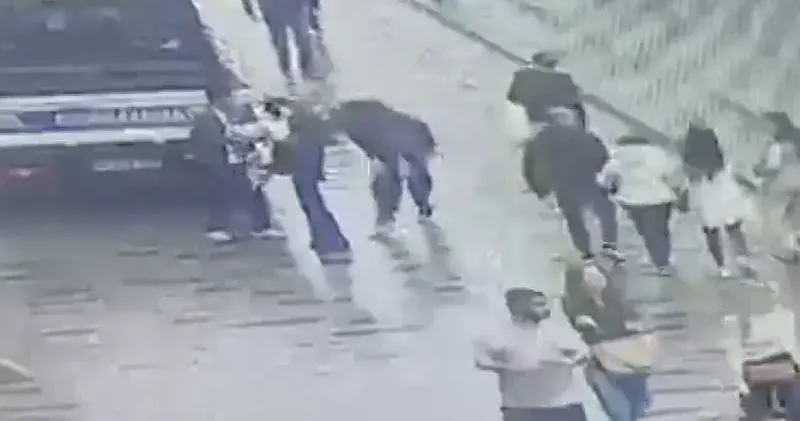 İstiklal Caddesi nde cep telefonu çalan şüpheli suçüstü yakalandı; kapkaç kamerada