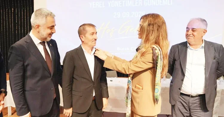 İstanbul’da dengeler değişiyor... Ataşehir’de 6 CHP’li üye AK Parti’ye geçti