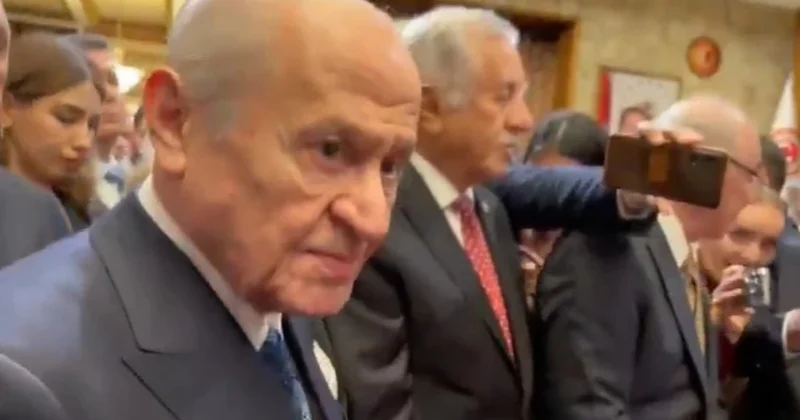 Erdoğan kürsüye çıktı, Yeni Parti salonu terk etti! Bahçeli den ilk yorum geldi Sözcü Gazetesi