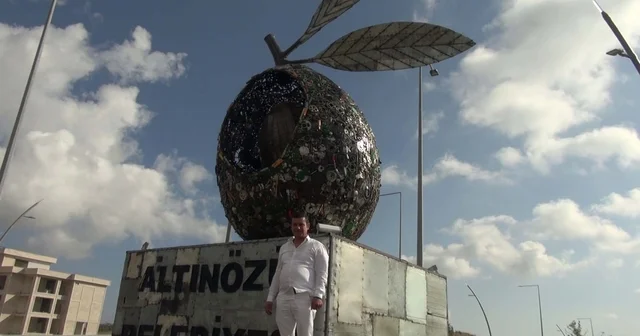 Altınözü ne, atıklardan 8 metre yüksekliğinde, 5 ton ağırlığında zeytin tanesi heykeli yaptı Hatay Haberleri