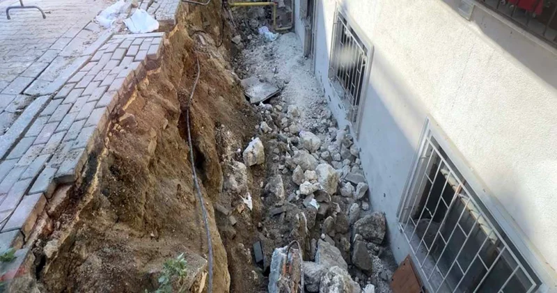 Avcılar da kaldırım duvarı çöktü!