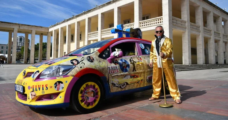 Taksi şoförü, Elvis Presley tarzıyla Tiran sokaklarını renklendiriyor