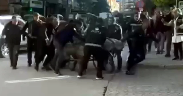 Seyyar satıcının, arabasını zabıtaya vermemek için direndiği anlar kamerada Iğdır Haberleri