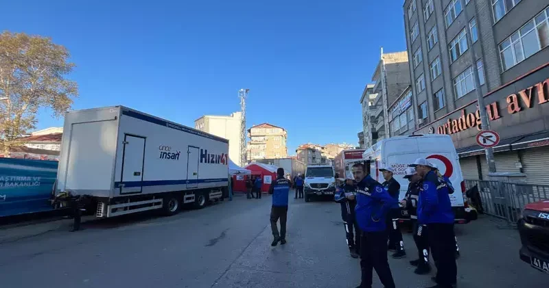 Kocaeli’de yıkılan binanın yakınındaki binalar tahliye edildi; ekipler inceleme başlattı