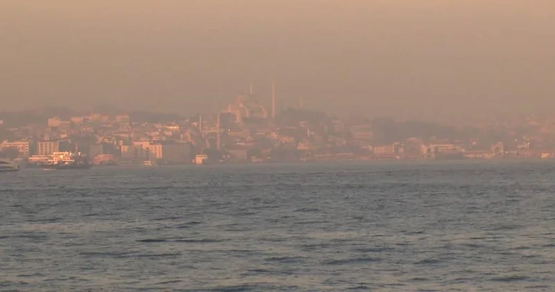 İstanbul sis altında kaldı: Görüş mesafesi düştü!