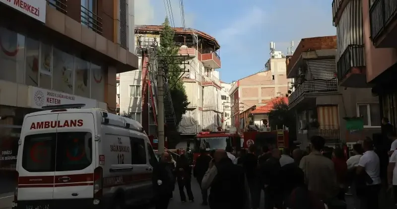 Denizli de bir apartmanın çatı katında yangın: İki kişi dumandan etkilendi Gündem Haberleri