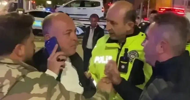 Alkollü sürücü ve yakınları kaza sonrası kimlik isteyen polislere saldırdı: Ne yetkin var VİDEO İZLE