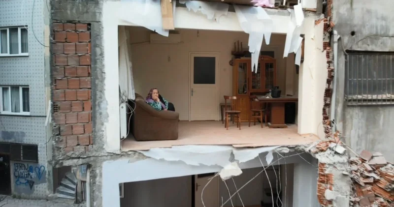 İstanbul da şoke eden görüntü: Bina duvarsız kaldı!