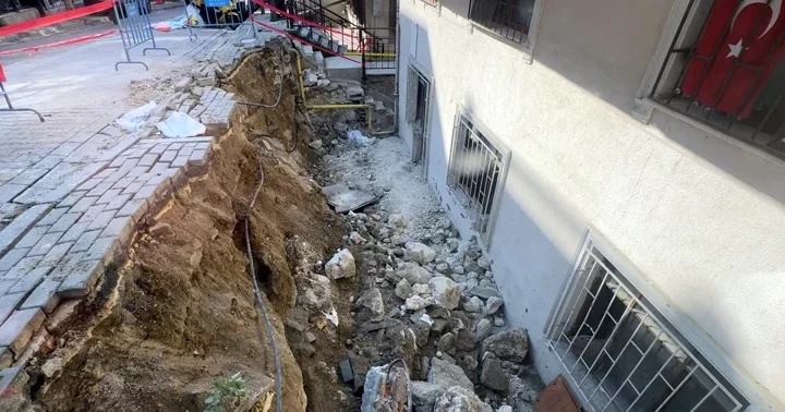 Avcılar da istinat duvarı 4 katlı binanın bahçe katına çöktü