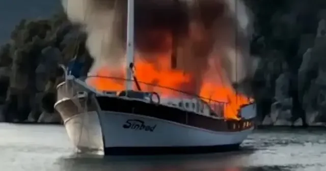 Antalya’da korkutan yangın: Denizdeki gulet alev alev yandı VİDEO İZLE