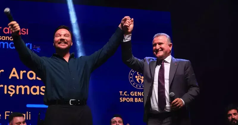 Bakan Bak, Gençler Arası Ses Yarışması Türkiye Finali ni izledi, sanatçılarla şarkı söyledi