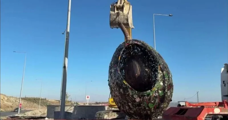 Hatay da 5 ton ağırlığında zeytin tanesi heykeli yapıldı