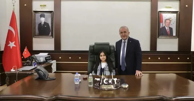 Küçük kızın hayali gerçeğe dönüştü: Vali Hatipoğlu Eylül Mina ya koltuğunu devretti VİDEO İZLE