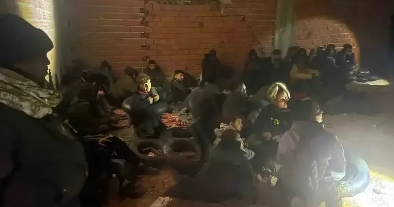 Yurt dışına gideceklerdi: Metruk binadan 29 kaçak göçmen çıktı İzmir Haberleri