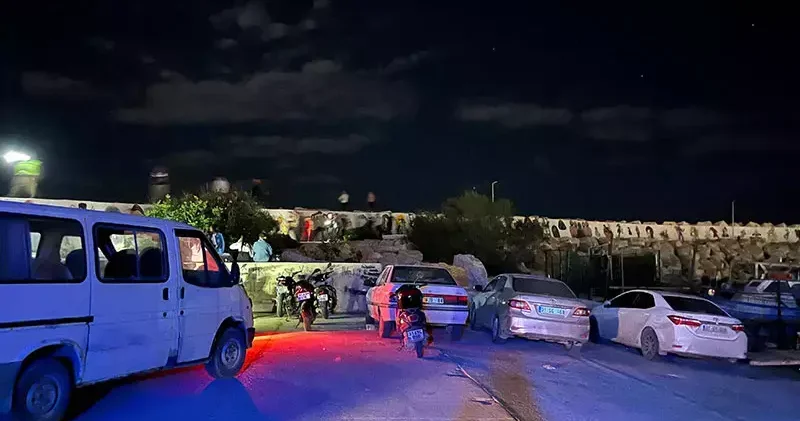 Kayalıklarda yürürken denize düşüp, ağır yaralandı