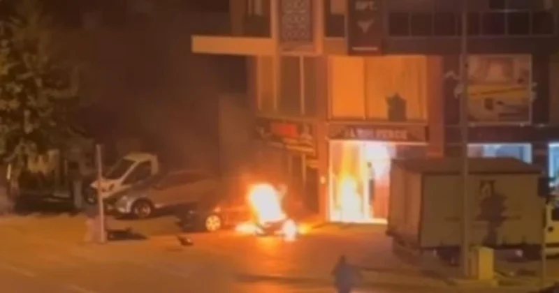 Yanan motosikletin sürücüsünü alevlerden çekip aldı