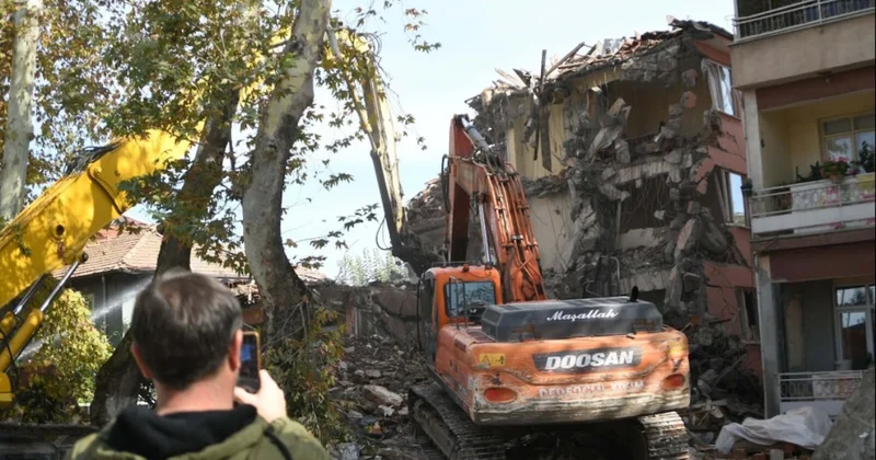 Sındırgı da 9 ağır hasarlı bina kontrollü şekilde yıkıldı Sözcü Gazetesi