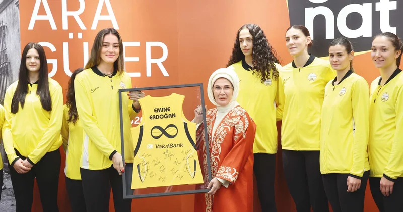 Ünlü voleybolcularla formalı hatıra
