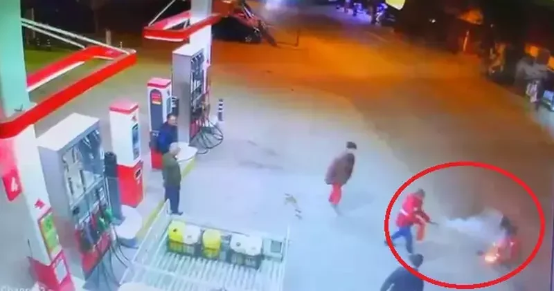 Bursa da alev alan motosiklet akaryakıt istasyonuna devrildi: O anlar kamerada