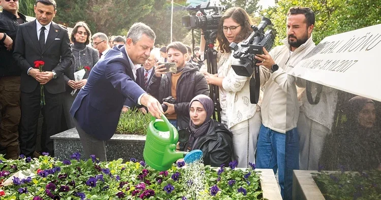 Erdal İnönü’ye ‘CHP’ rozetli anma